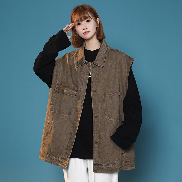 Széles női mellény gombokkal