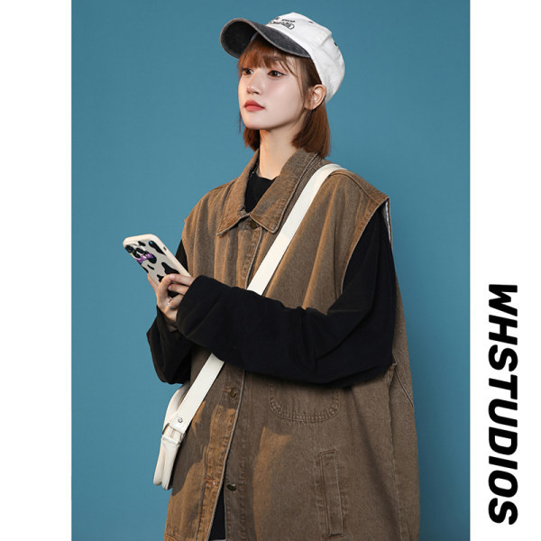 Széles női mellény gombokkal