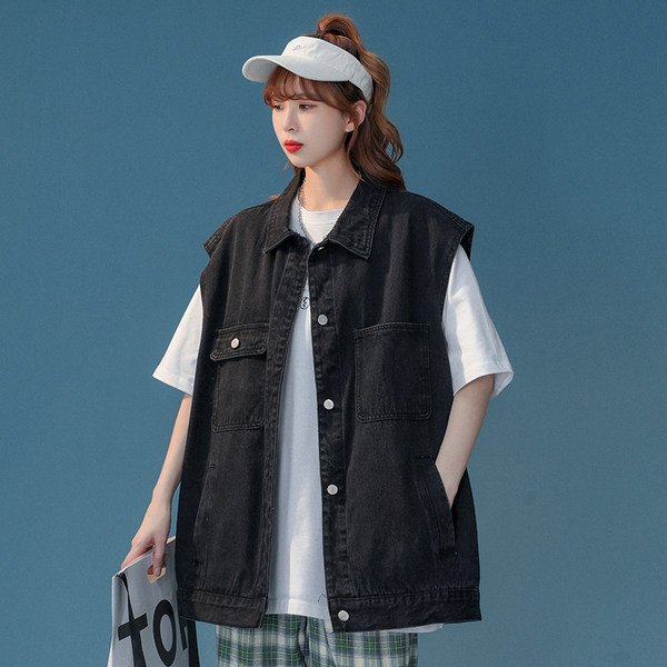 Széles női mellény gombokkal