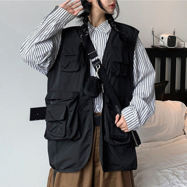 Alkalmi női mellény zsebekkel, műanyag rögzítéssel