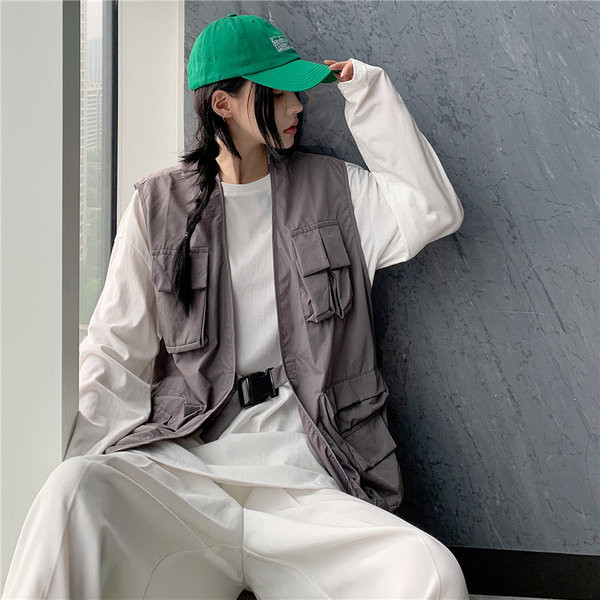 Alkalmi női mellény zsebekkel, műanyag rögzítéssel