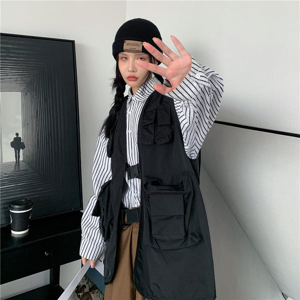 Alkalmi női mellény zsebekkel, műanyag rögzítéssel