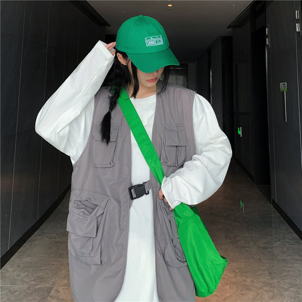 Alkalmi női mellény zsebekkel, műanyag rögzítéssel