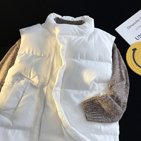 Moteriška liemenė su užtrauktuku ir apykakle