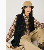 Farmermellény hegyes nyakkivágással és gombos rögzítéssel