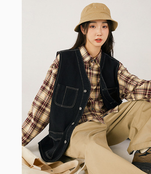 Farmermellény hegyes nyakkivágással és gombos rögzítéssel