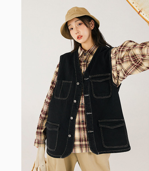 Farmermellény hegyes nyakkivágással és gombos rögzítéssel