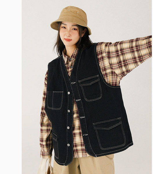 Farmermellény hegyes nyakkivágással és gombos rögzítéssel