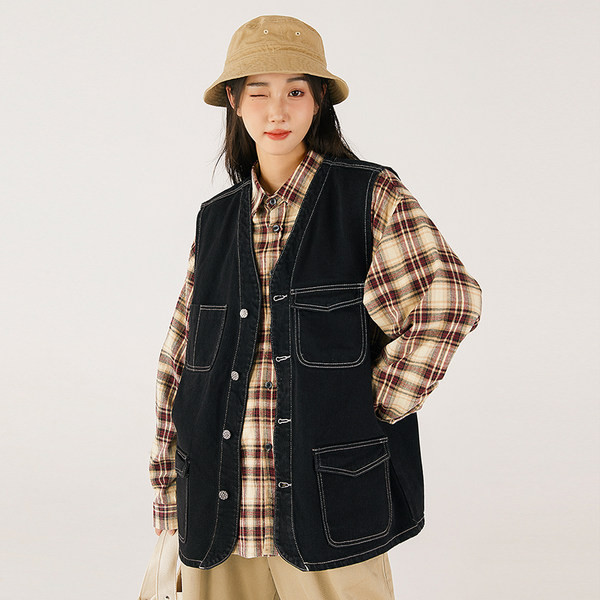 Farmermellény hegyes nyakkivágással és gombos rögzítéssel