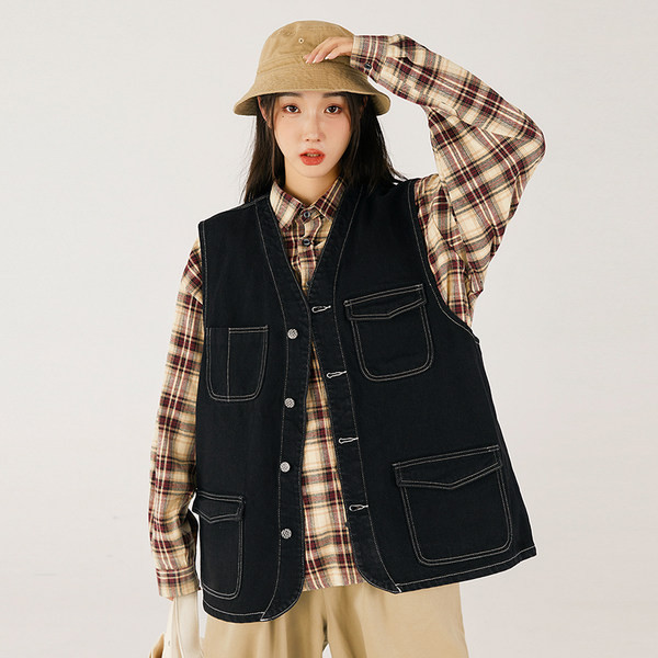 Farmermellény hegyes nyakkivágással és gombos rögzítéssel