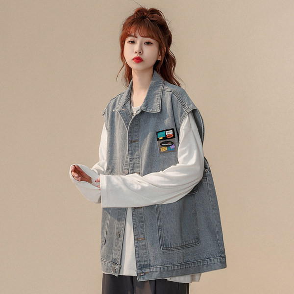 Moteriška džinsinė liemenė su kišenėmis ir logotipu