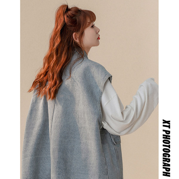 Moteriška džinsinė liemenė su kišenėmis ir logotipu