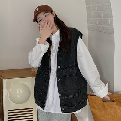 Női farmermellény gombokkal és zsebbel