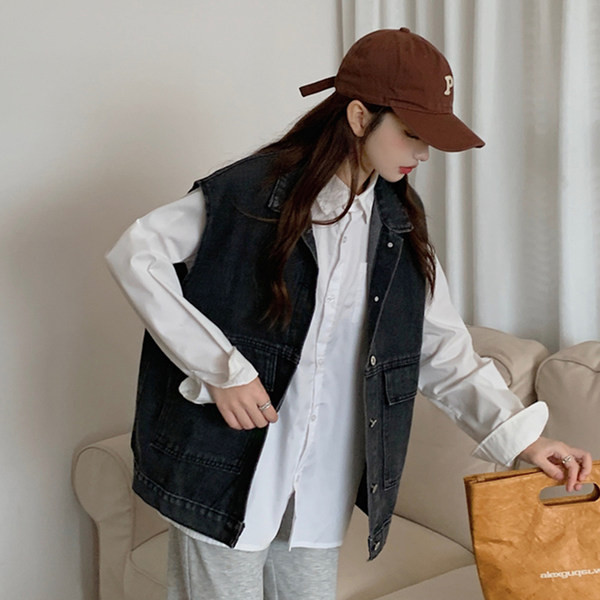 Női farmermellény gombokkal és zsebbel