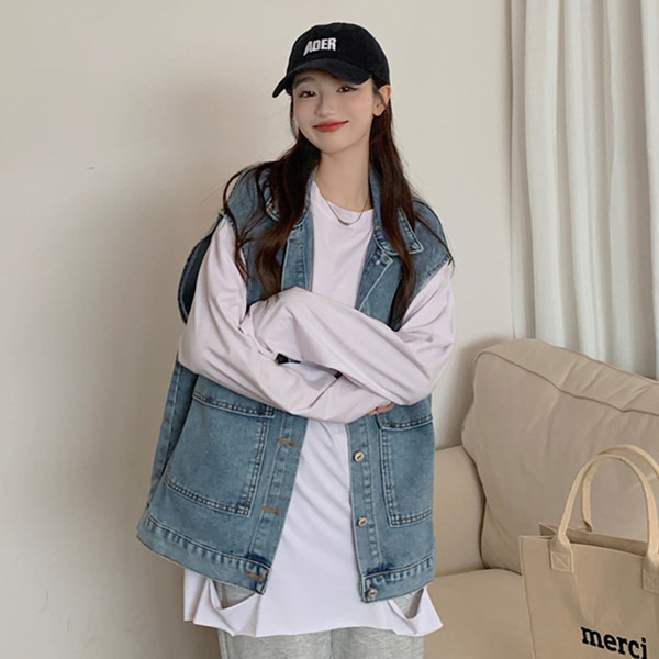 Női farmermellény gombokkal és zsebbel