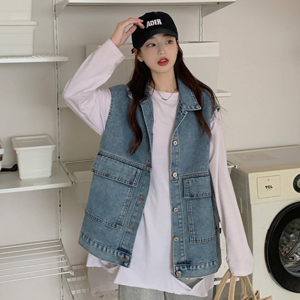 Női farmermellény gombokkal és zsebbel