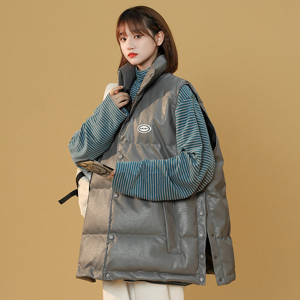 Vestă de damă cu fermoar și nasturi laterale