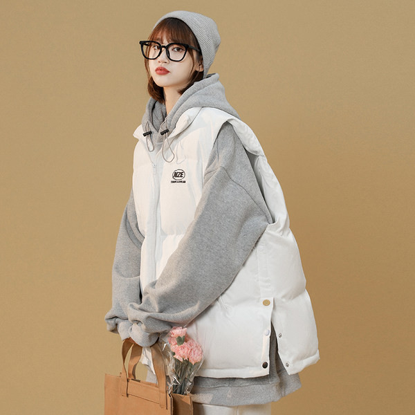 Plataus modelio moteriška liemenė - su sagomis ir užtrauktuku