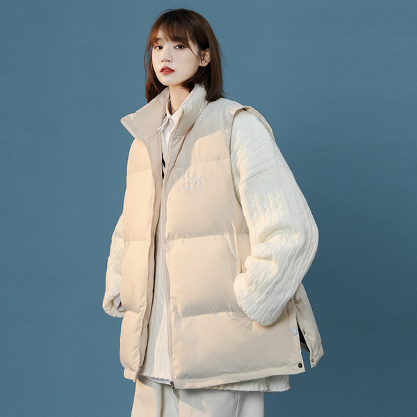 Plataus modelio moteriška liemenė - su sagomis ir užtrauktuku