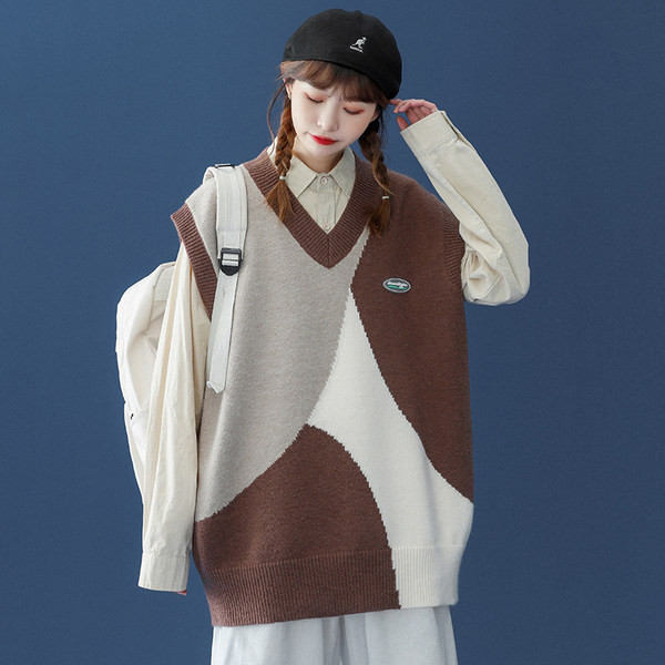 Moteriška megzta V formos kaklo liemenė - platus modelis