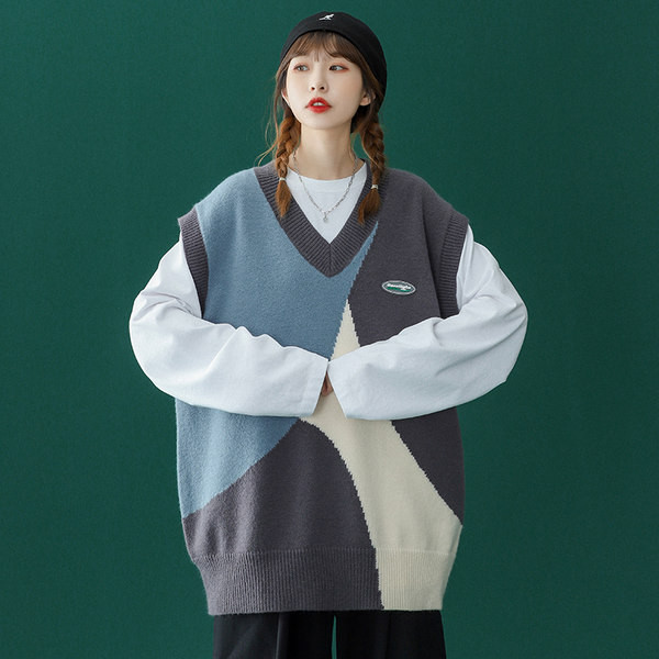 Moteriška megzta V formos kaklo liemenė - platus modelis