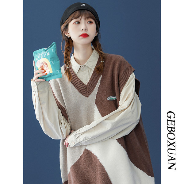 Moteriška megzta V formos kaklo liemenė - platus modelis