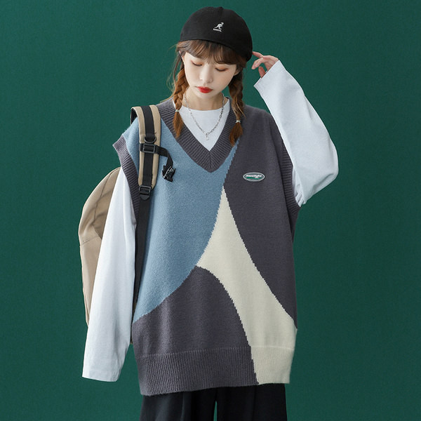 Moteriška megzta V formos kaklo liemenė - platus modelis