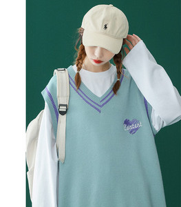 Moteriška V formos kaklo liemenė su siuvinėjimu