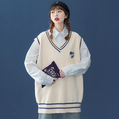 Moteriška V formos kaklo liemenė su siuvinėjimu