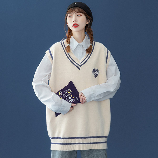 Moteriška V formos kaklo liemenė su siuvinėjimu