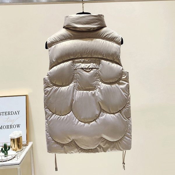 Moteriška liemenė su kišene ir raišteliais