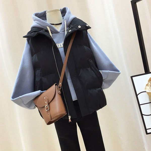 Moteriška liemenė su sagomis ir užtrauktuku