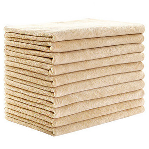 Sutirštintas aukščiausios kokybės, minkštas ir prabangus 100% mikropluošto vonios rankšluostis, užtikrinantis maksimalų minkštumą ir sugeriamumą. Tamsiai pilka