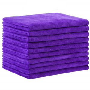 Sutirštintas aukščiausios kokybės, minkštas ir prabangus 100% mikropluošto vonios rankšluostis, užtikrinantis maksimalų minkštumą ir sugeriamumą. Tamsiai pilka