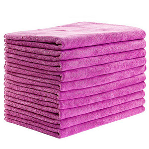 Sutirštintas aukščiausios kokybės, minkštas ir prabangus 100% mikropluošto vonios rankšluostis, užtikrinantis maksimalų minkštumą ir sugeriamumą. Tamsiai pilka