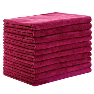 Sutirštintas aukščiausios kokybės, minkštas ir prabangus 100% mikropluošto vonios rankšluostis, užtikrinantis maksimalų minkštumą ir sugeriamumą. Tamsiai pilka