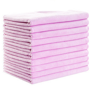 Sutirštintas aukščiausios kokybės, minkštas ir prabangus 100% mikropluošto vonios rankšluostis, užtikrinantis maksimalų minkštumą ir sugeriamumą. Tamsiai pilka