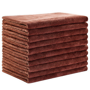 Sutirštintas aukščiausios kokybės, minkštas ir prabangus 100% mikropluošto vonios rankšluostis, užtikrinantis maksimalų minkštumą ir sugeriamumą. Tamsiai pilka