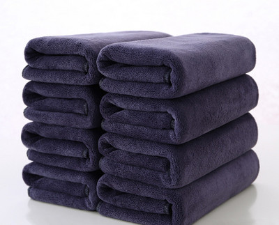 Sutirštintas aukščiausios kokybės, minkštas ir prabangus 100% mikropluošto vonios rankšluostis, užtikrinantis maksimalų minkštumą ir sugeriamumą. Tamsiai pilka