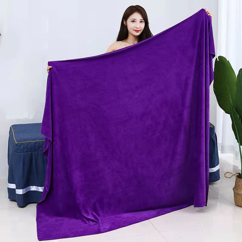 Sutirštintas aukščiausios kokybės, minkštas ir prabangus 100% mikropluošto vonios rankšluostis, užtikrinantis maksimalų minkštumą ir sugeriamumą. Tamsiai pilka