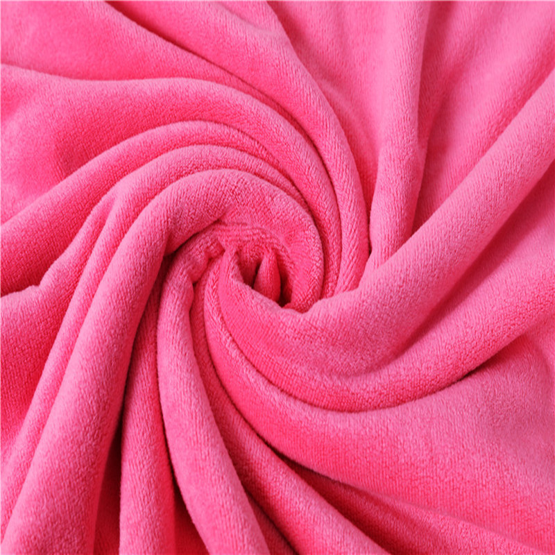 Sutirštintas aukščiausios kokybės, minkštas ir prabangus 100% mikropluošto vonios rankšluostis, užtikrinantis maksimalų minkštumą ir sugeriamumą. Tamsiai pilka