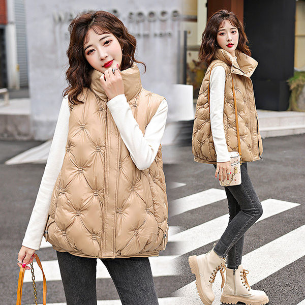 Vestă de damă cu guler înalt și nasturi