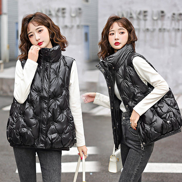 Vestă de damă cu guler înalt și nasturi