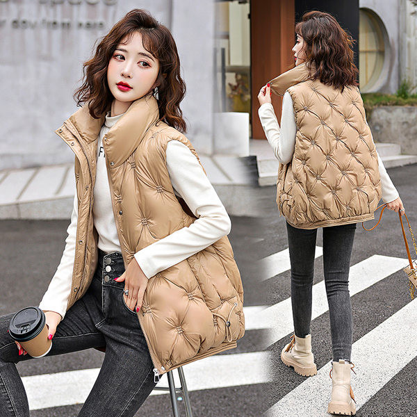 Vestă de damă cu guler înalt și nasturi