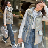 Moteriška liemenė su kišene ir raišteliais