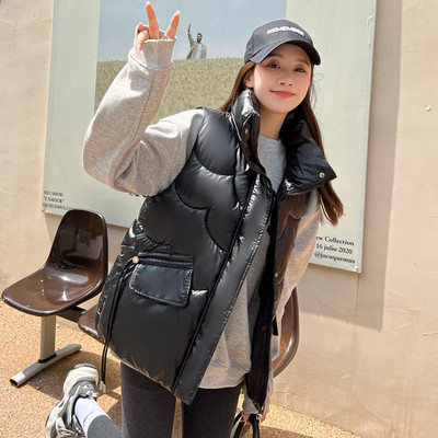 Moteriška liemenė su kišene ir raišteliais