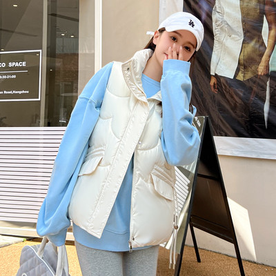 Moteriška liemenė su kišene ir raišteliais