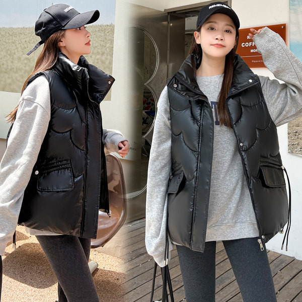 Moteriška liemenė su kišene ir raišteliais