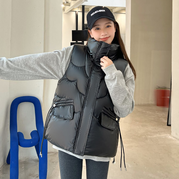 Moteriška liemenė su kišene ir raišteliais