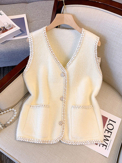 Moteriška megzta liemenė su sagomis